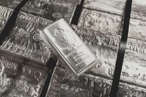 なぜ「守る資産」は金で、「使われる金属」は白銀なのか ?