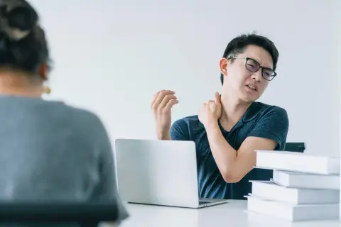 肩の痛みを「動かして治す」。負担の少ないリハビリポーズの基本