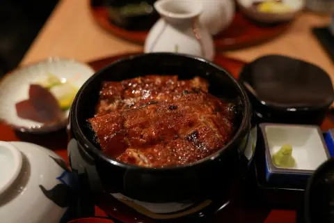日本のウナギ食文化の発展：千年の薬膳から国民食への文化的旅