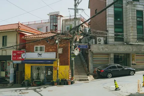 憧れの「空の城」が負債に変わる。修繕費の暴騰と災害リスクに怯えるタワーマンションの末路。